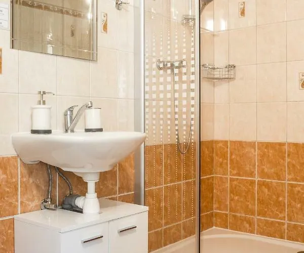 Konopiste Nova Myslivna فندق بينيسوف