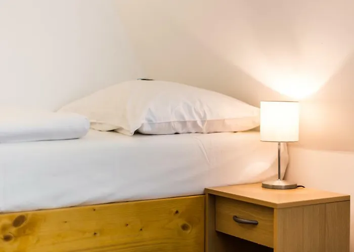 Konopiste Nova Myslivna فندق بينيسوف